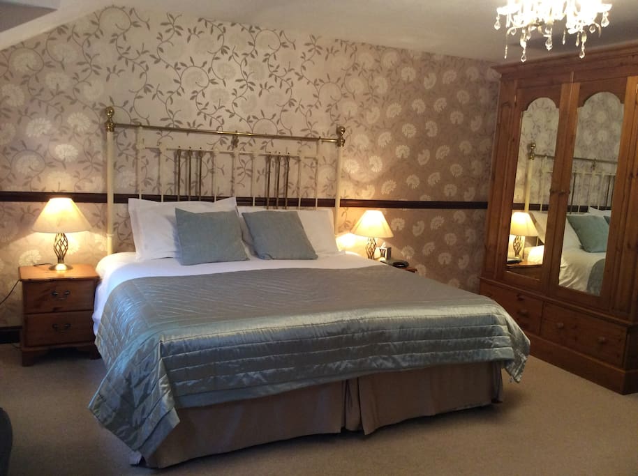 Comfy double en-suite room ,tv.