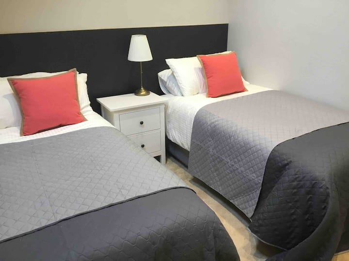 第二间卧室配有Hypnos床。可设置为单人床或超级加大双人床。 