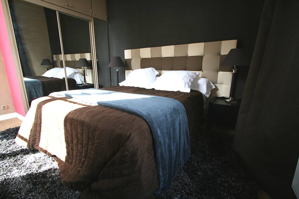 Chambre principale - Queen Bed - Chambre d' angle. Lits séparables en lit simple.