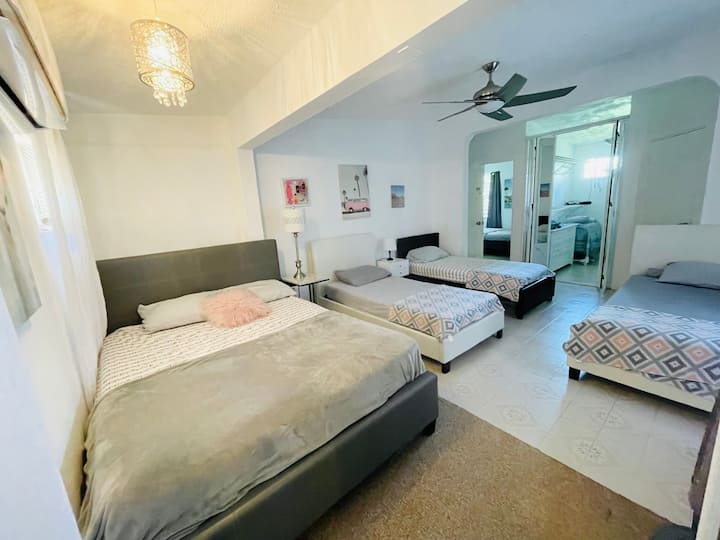 מיטת קווין סייז אחת, 3 מיטות זוגיות, ספה, עריסה קטנה, לול
ארון הליכה 
מיזוג אוויר וגישה למרפסת
החדר פתוח לגישה לשני חדרים אחרים.