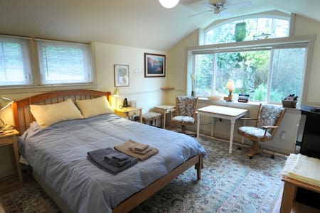 Brookside Suite, nature & privacy on a wooded acre