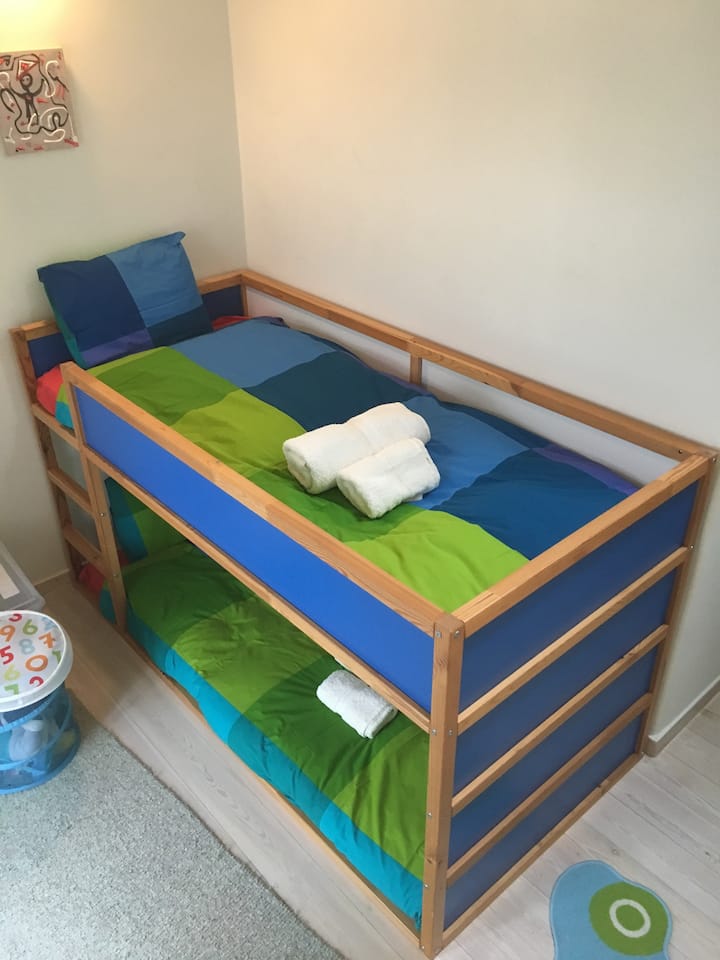 חדר שינה מס '2 ,    קומה 2 של המגורים .