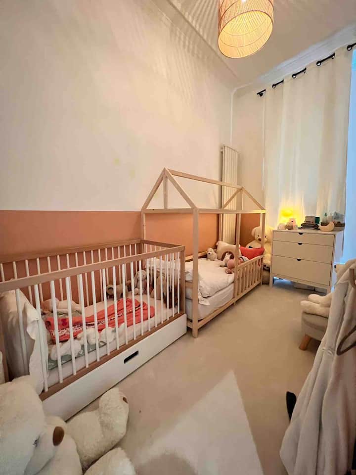 1 dhomë fëmijësh me krevat fëmijësh dhe krevat fëmijësh