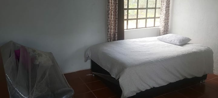 Habitacion segundo piso, con bano privado y sofa cama.