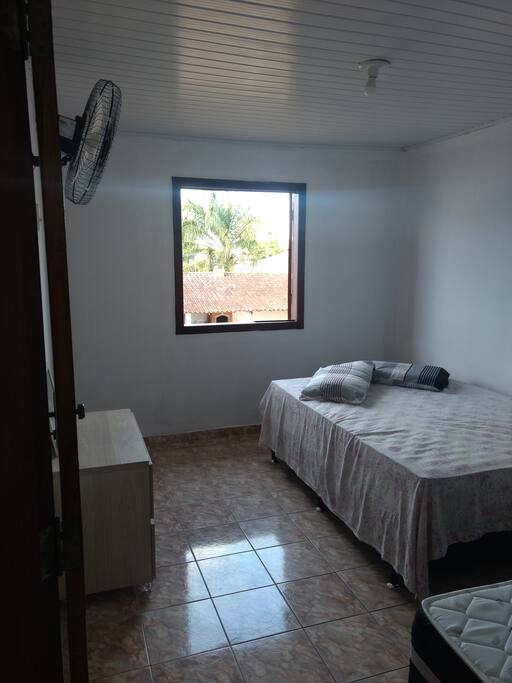 Quarto 1 - Cama de Casal, 2 Camas de Solteiro, Ventilador