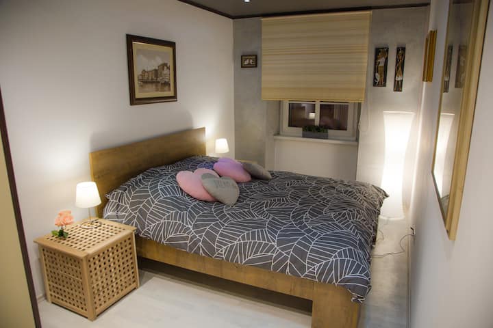 Dormitorio con cama king size