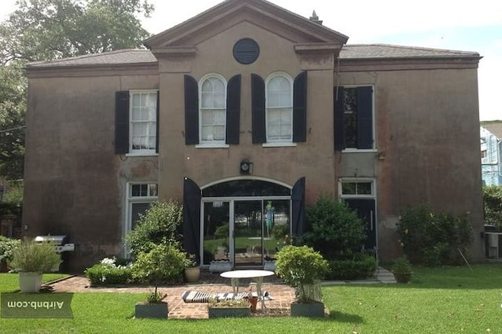 Spactacular Newly Renovated Carriage House