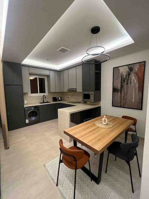 2BR | Modern Style w/ Full Kitchen & Self Entry