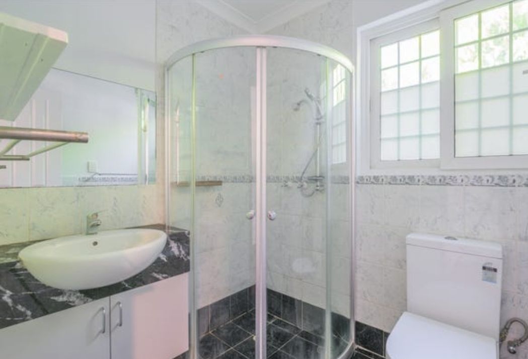 واحد من 3 حمامات متاحة. 