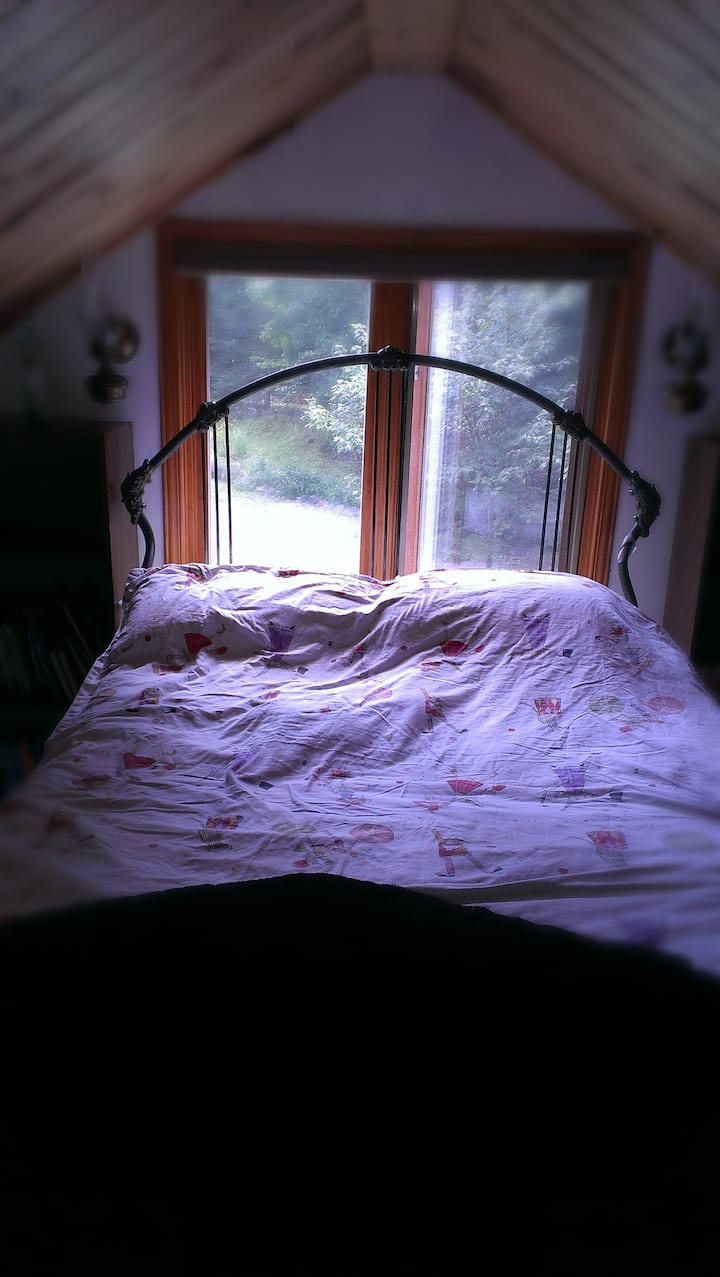 mezzanine spavaća soba s katedralnim krovom