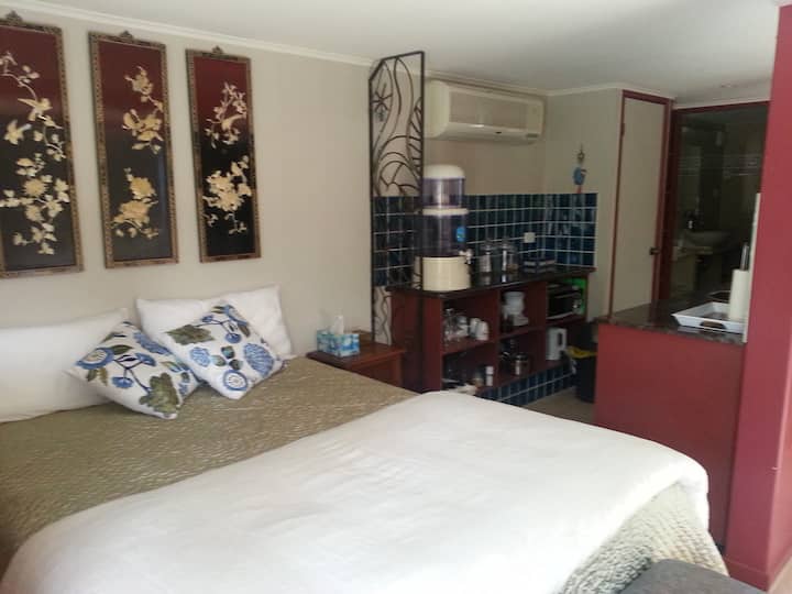 Bračni krevet (širine 150 - 179 cm) i čajna kuhinja