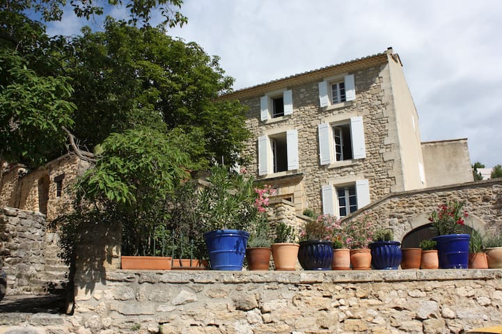 Studio with garden in Provence