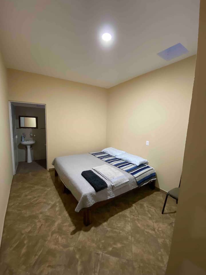 Recamara principal con cama King Size y baño. cuenta con closet