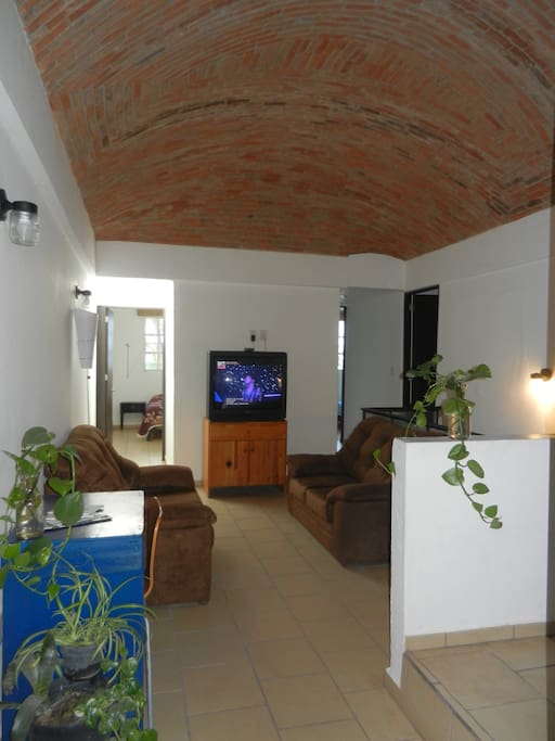 Sala con televisión con cable e internet
