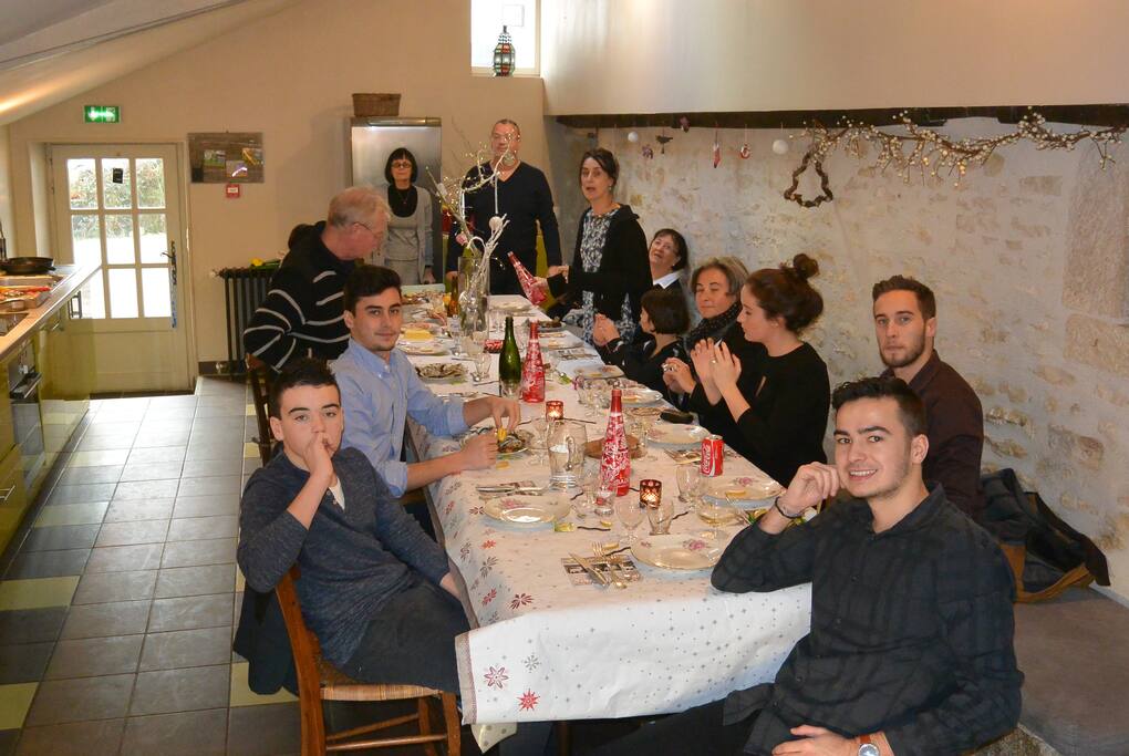 Salle à manger pour une grande table en famille ou entre amis avec de la (vaisselle ancienne à dispo pour une vraie table de fête)