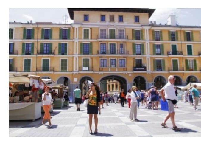 Airbnb Carrer Dels Hostals Vacation Rentals Places To Stay