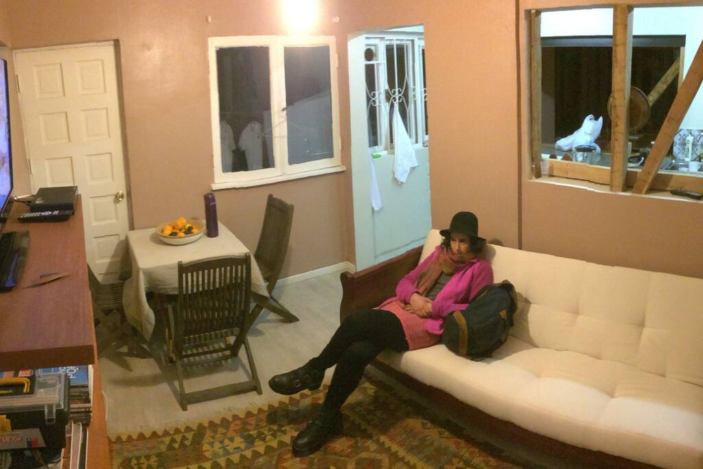 sala de estar con TV y mesa de trabajo, disponible para huéspedes