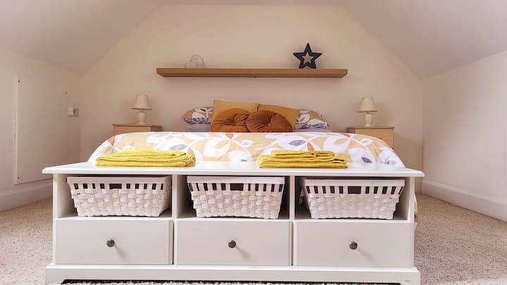 Spálňa č. 1, manželská posteľ King. Šatníková skriňa, nočné skrinky, kreslo s lampičkou na čítanie. Obe strany miestnosti majú strešné okná s mimoriadne dobrými zatemnenými žalúziami. 
Veľmi priestranná izba, ktorá môže ľahko ubytovať cestovnú detskú postieľku, ktorá je k dispozícii na požiadanie