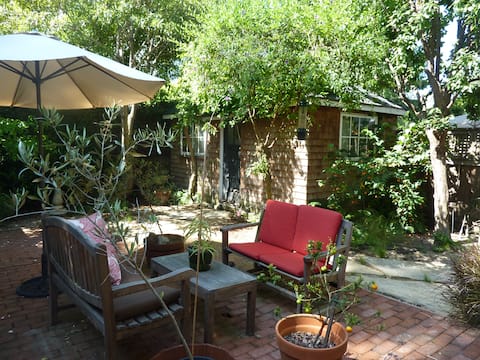 Successful Airbnb property: Charming Berkeley tiny cottage in Berkeley
