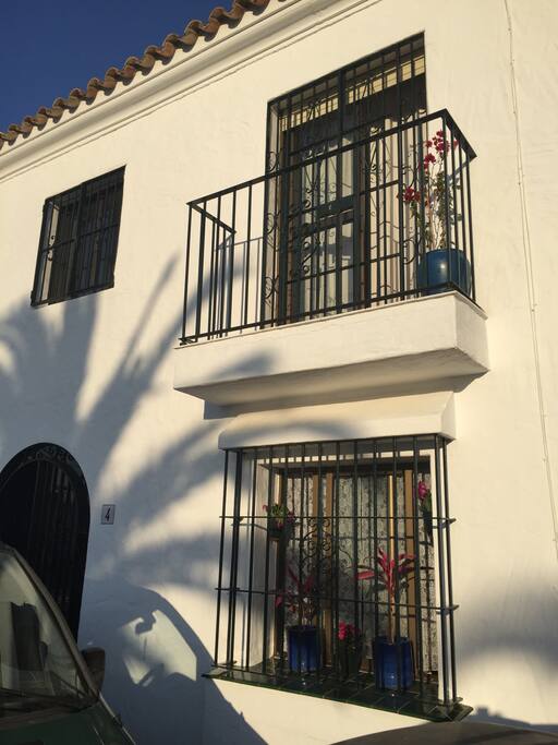 La casa desde fuera a las 5 de la tarde