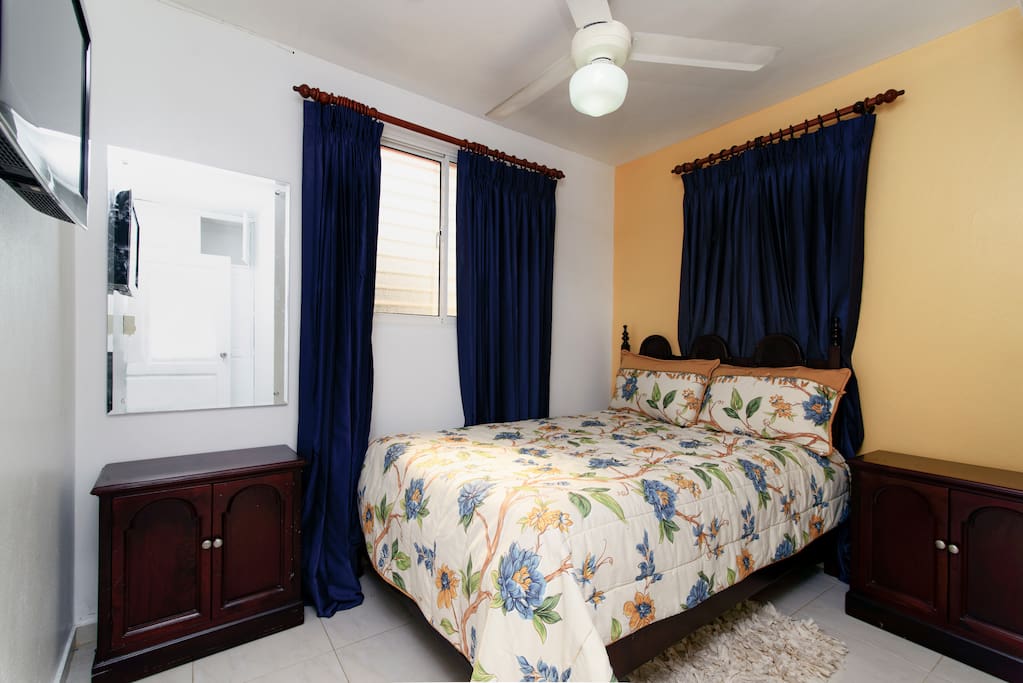 Bedroom w/ full size bed/ Cuarto principal