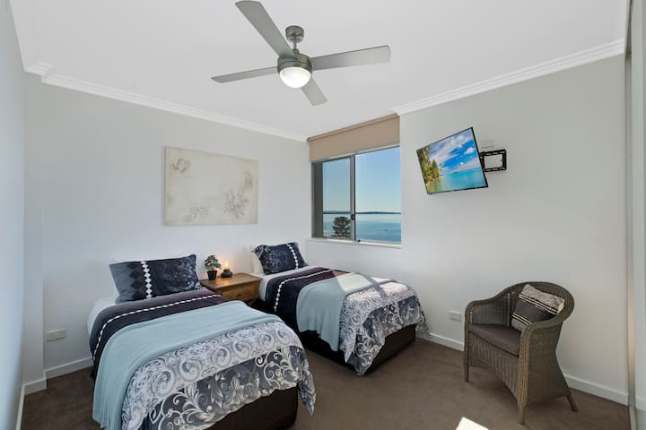 يمكن تكوين الأسرّة في غرفتي النوم الثانية والخارجية لتتناسب - أي سرير كينج أو غرفتين فرديتين كبيرتين