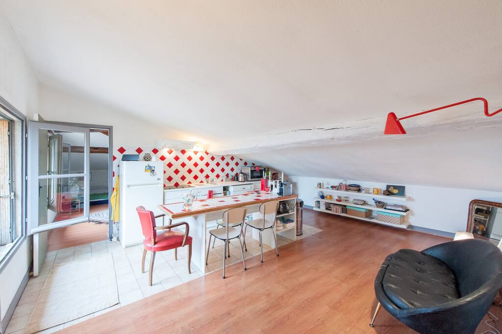 cuisine équipée et petit coin salon