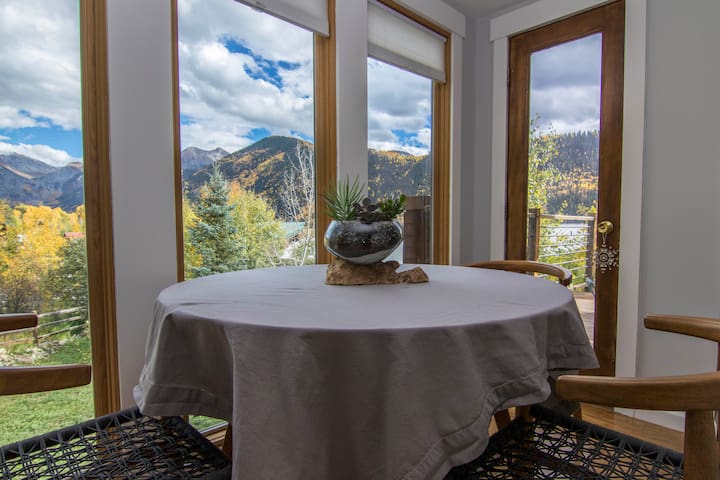 Cozy Condo beautiful views 5 min from Telluride