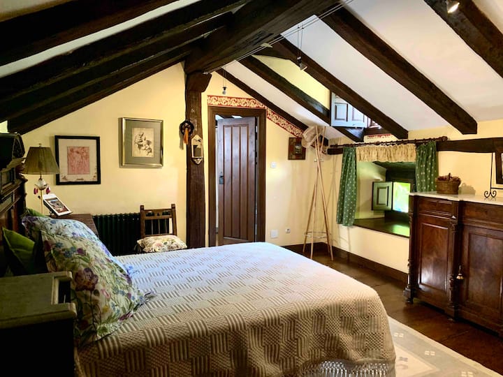 Dhomë gjumi e kompletuar me banjë ngjitur