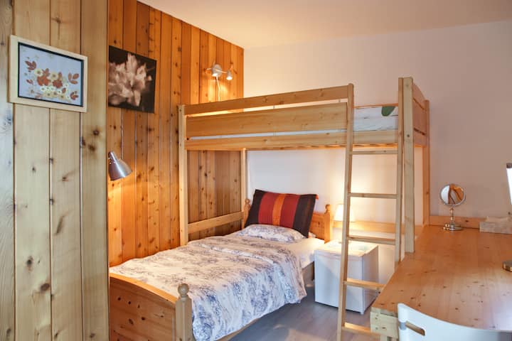 Second bedroom, with bunk bed and desk...