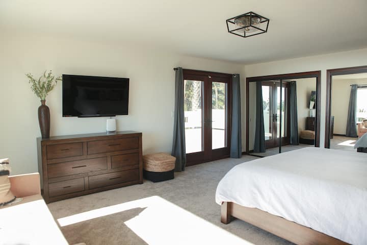 Master suite
with flat screen TV