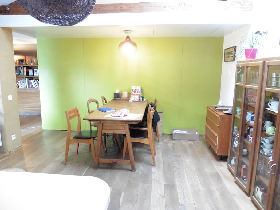 salle à manger avec mezzanine au dessus avec 2 lits 1 place côte à côte