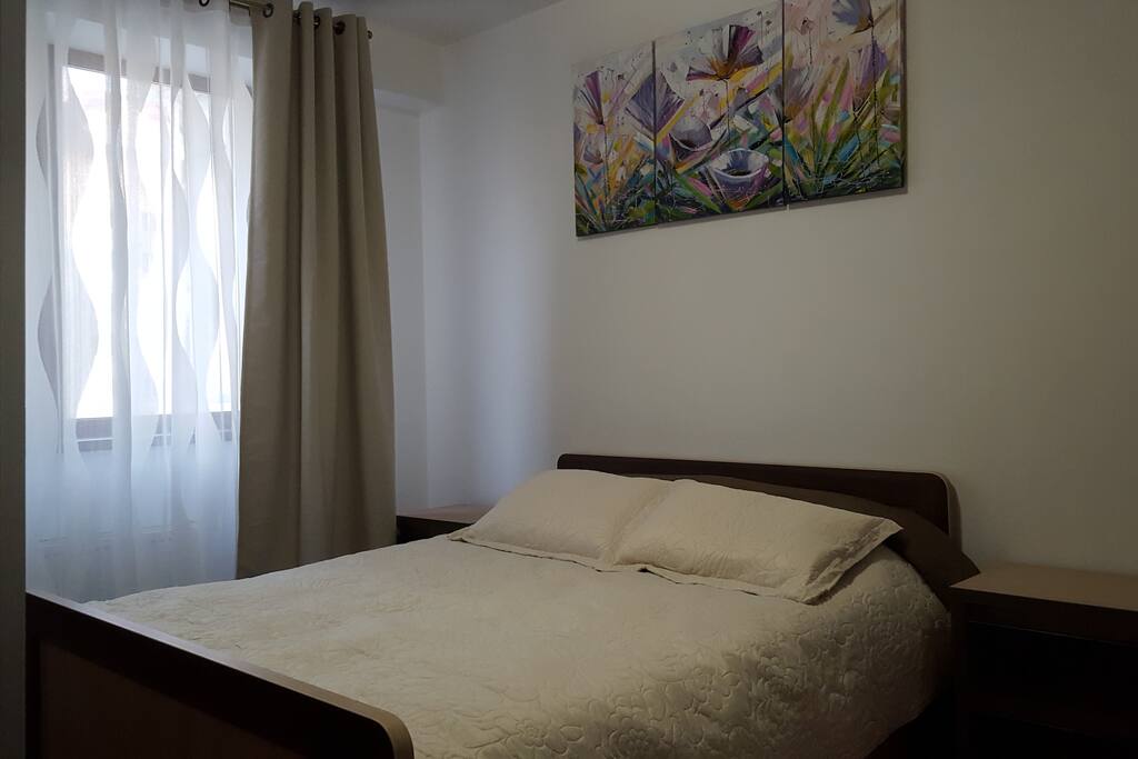 Camera da letto un con ampio armadio e comodini.