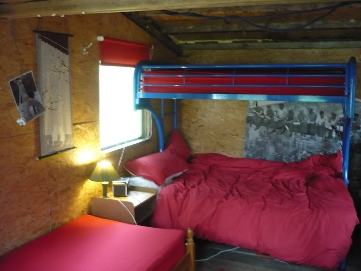 The cabin sleeps 4/5. There is a double bed, a bunk and a single bed.