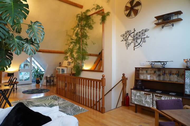 Victorian Loft space – balcony and jacuzzi bath gallery image 2