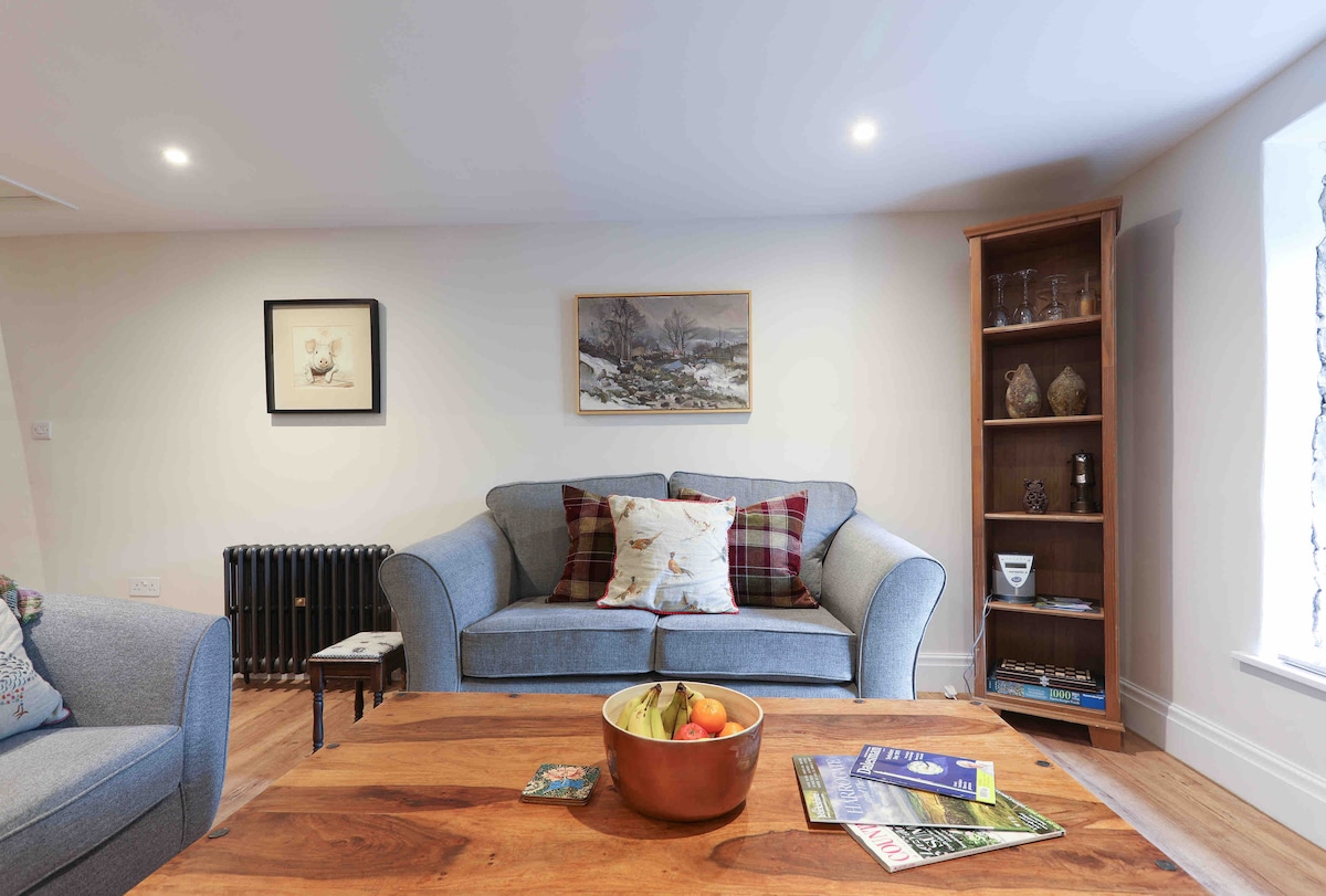 พื้นที่อยู่อาศัยที่สะดวกสบายสำหรับการพักผ่อนด้วยหนังสือที่ดีหรือเพลิดเพลินกับการดูทีวีหยุดทำงาน