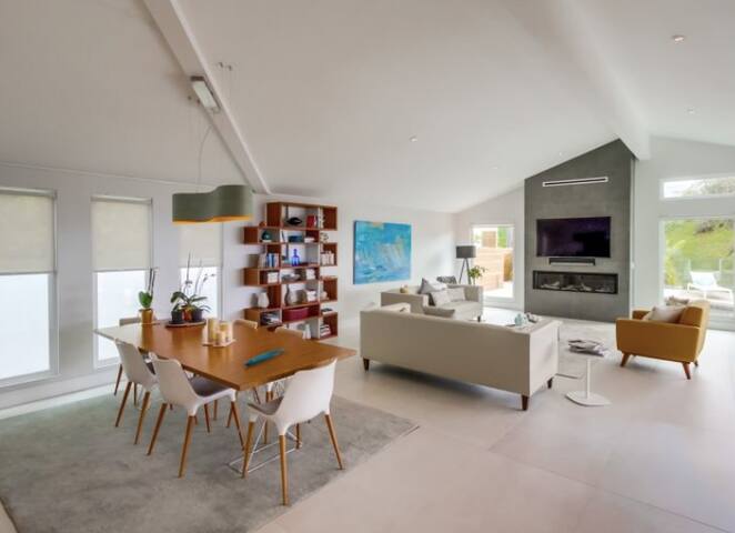 Modern Beach House Stunning Views! gallery image 5