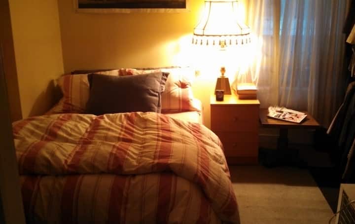 private room - center of Hudson on Warren