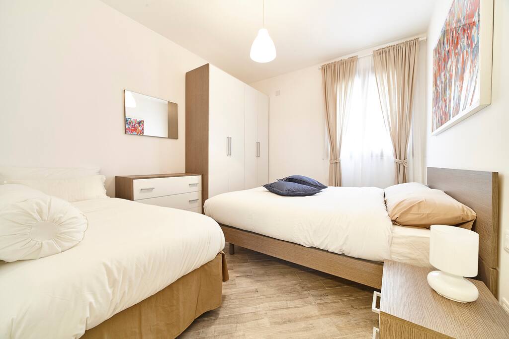 camera da letto con letto matrimoniale e letto singolo