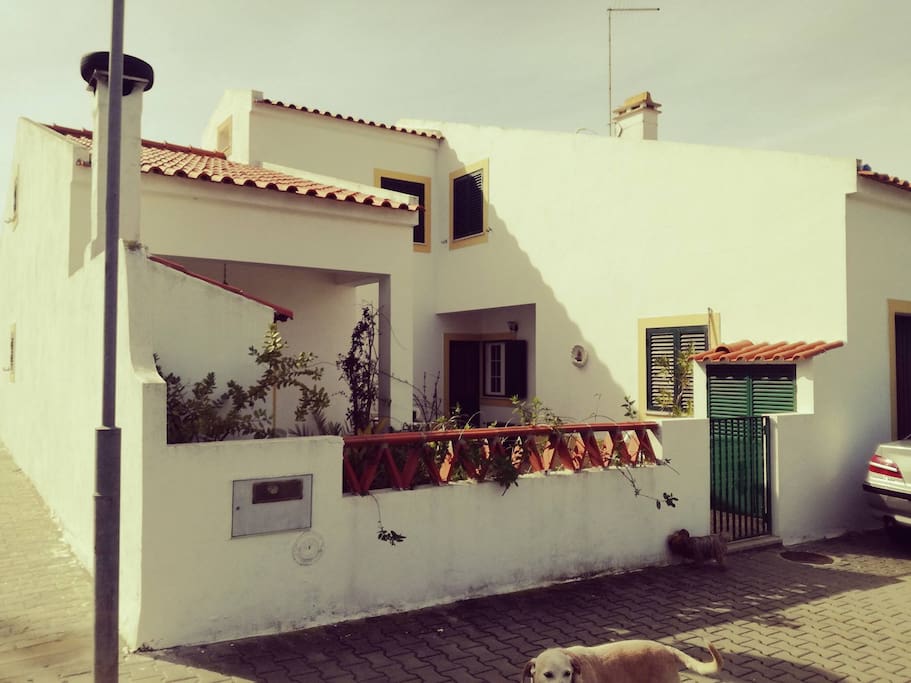 parte de trás da casa/ pátio