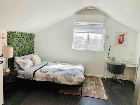 Cute & cozy studio w parking - Alhambra