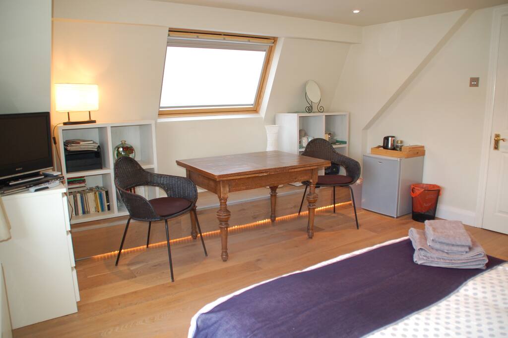 all self catering facilities extendable table and seating for up to 5 people