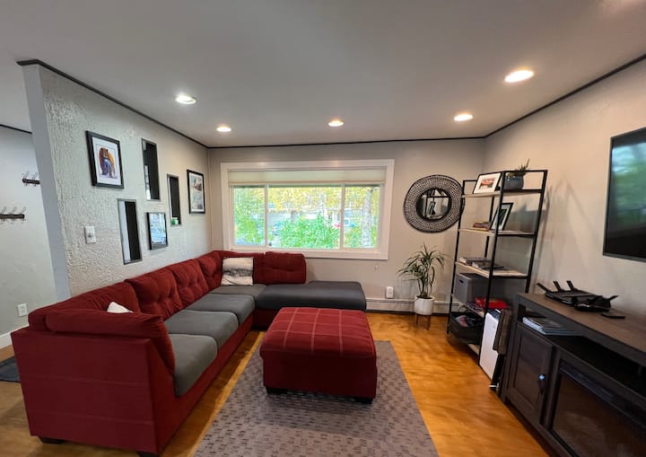 Cheerful Modern Getaway 3 Br Home - アンカレジ, AK