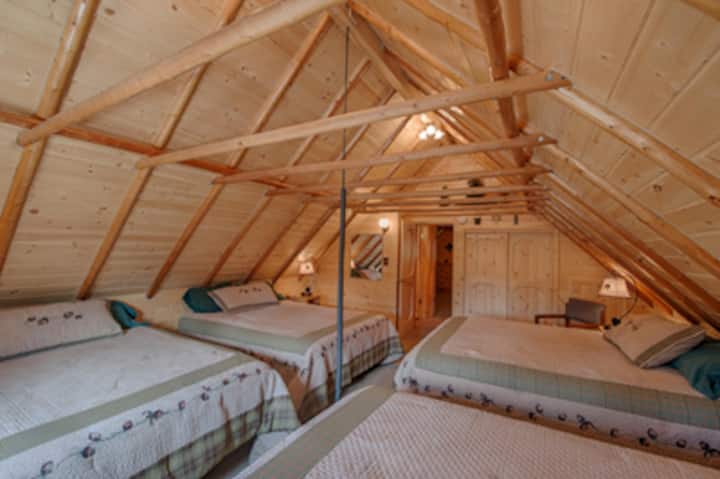 Голяма спалня с три двойни легла тип „Куин“