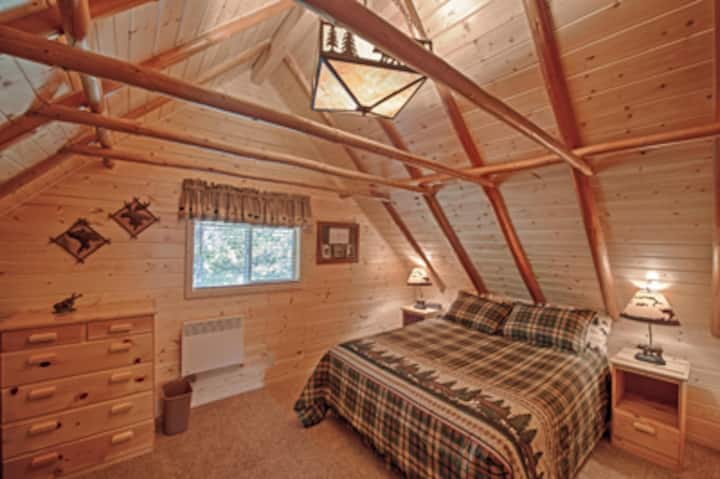 Спалня на баба с едно двойно легло.