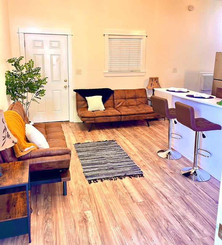 Მისაღები ოთახი ორი - 2 ადგილიანი ტახტით, რომელიც განთავსებულია ერთ საძინებელ სივრცეში.