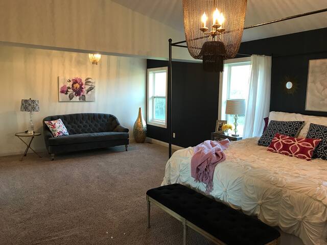 Large single family home great for entertaining! gallery image 4