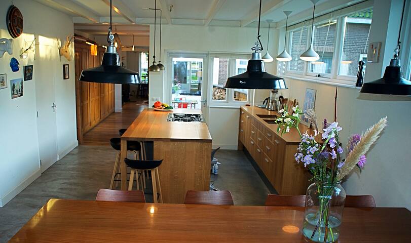 A beautiful 4 bedrooms family house with a garden gallery image 3