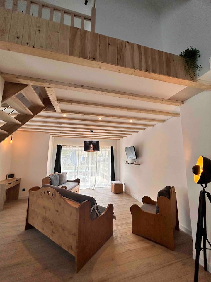 Grand salon avec vue dégagée sur la terrasse