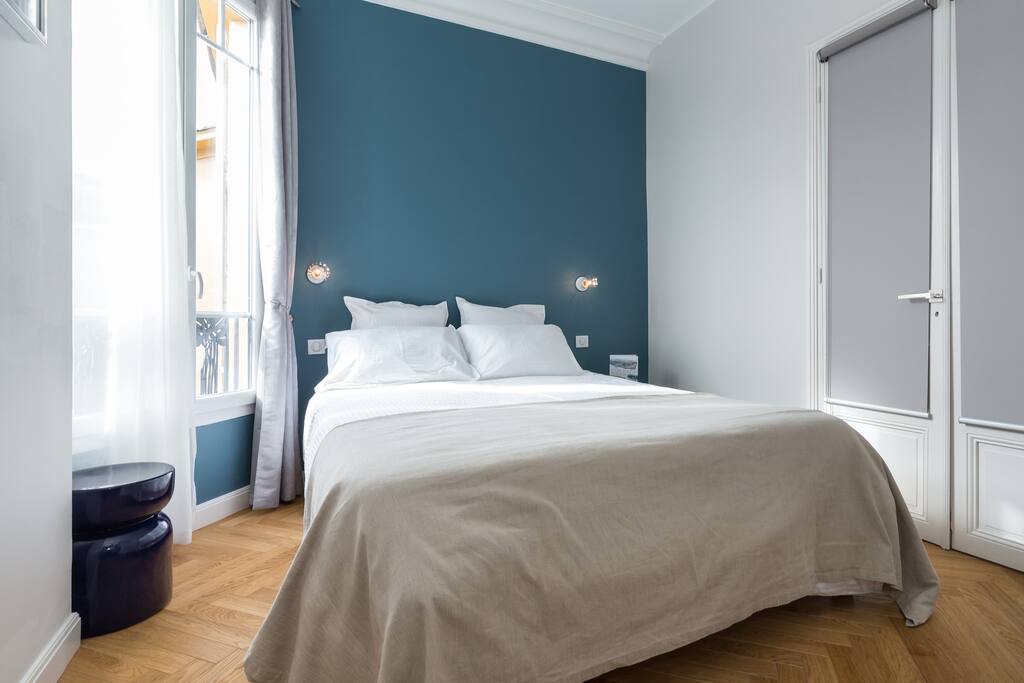 Votre chambre / your bedroom. Large bed 160 cm.